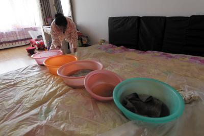 镇雄楼上漏水，住户失联，小区没物管，业主维权难！律师来支招……